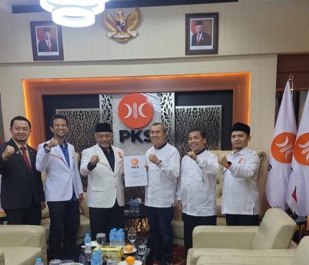 Penyerahan SK dukungan dari DPP PKS kepada pasangan calon gubernur Riau Syamsuar-Mawardi, Kamis (25/7/2024) (foto:ist) 