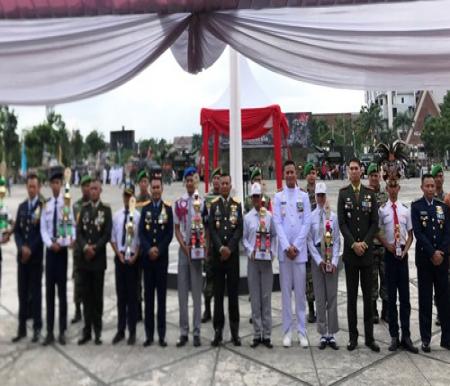 SMPN 11 Pekanbaru juara II lomba Pasus PBB HUT ke-79 TNI di halaman Kantor Gubernur Riau.(foto: alvi/halloriau.com)