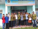 Pengurus AMPG Kampar foto bersama rekan-rekan pers di kantor PWI Kampar