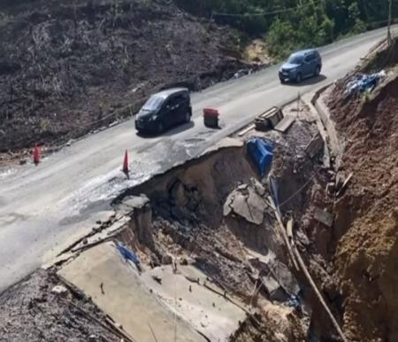 Jalan lintas Riau-Sumbar di Tanjung Alai kembali amblas (foto/Sc InfoKampar)