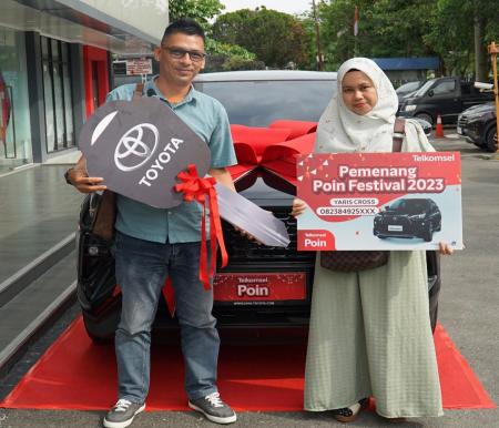 Pelanggan Pekanbaru menangkan mobil Toyota Corolla Cross dalam program Undi-Undi Hepi Telkomsel.