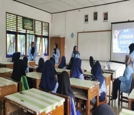 Mahasiswa KKN Unri sosialisasi literasi digital di SMPN 06 Enok (foto/ist)