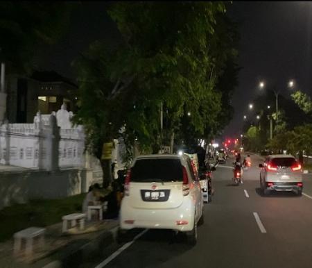 Pemandangan di Jalan Diponegoro Pekanbaru, trotoar jadi lapak PKL dan bahu jalan jadi tempat parkir.(foto: sri/halloriau.com)