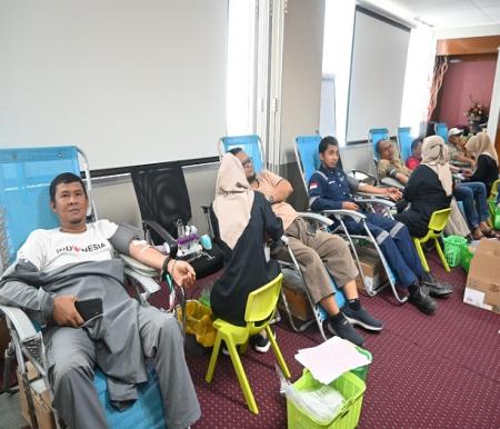 EMP Bentu Limited berkolaborasi dengan PMI Pekanbaru mengadakan aksi donor darah bersama mitra kerja dan masyarakat, Kamis (29/8/24). Terkumpul sebanyak 96 kantong darah dalam kegiatan tersebut.