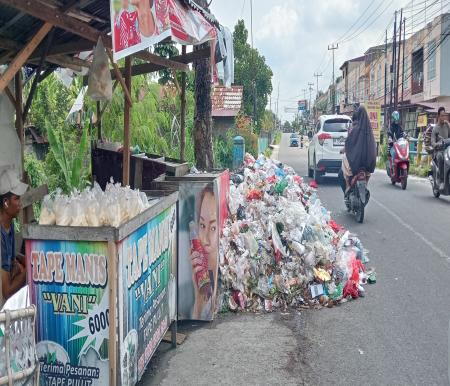 Tumpukan sampah di salah satu jalanan di Kota Pekanbaru. (Foto: Dokumentasi HalloRiau)