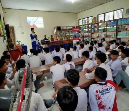 PT Capella Dinamik Nusantara (CDN) mengadakan kegiatan edukasi keselamatan berkendara bagi pelajar di wilayah Duri, Bengkalis. (Foto: Istimewa)