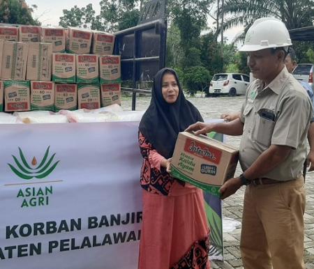 Asian Agri salurkan bantuan terhadap warga terdampak banjir di Kecamatan Pangkalan Kerinci dan Kecamatan Langgam, Kabupaten Pelalawan, Riau, Kamis (30/1/2025).