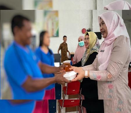 BRK Syariah Berikan 300 Porsi Makanan dan Minuman untuk Pasien RSJ Tampan