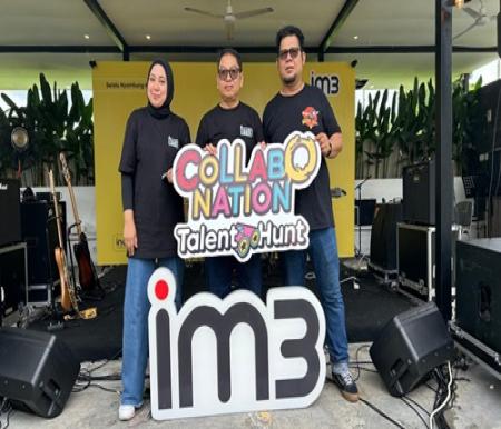 Sembodo Budiharto VP Head of Marketing IM3 Sumatera (tengah), Nina Meutia AVP Campaign Management IM3 Sumatera (kiri) dan Yose Rellaunda AVP Head of Marketing Central Sumatera foto bersama (foto/Budy)