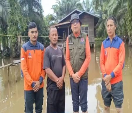 Kepala BPBD Pelalawan, Zulfan meninjau banjir sejumlah titik (foto/andy)