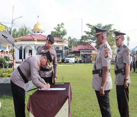 Kapolres AKBP Afrizal Asri SIK memimpin upacara serah terima jabatan Kabag Ops Polres Pelalawan (foto/Andy)