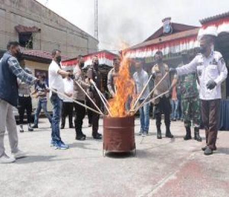 Polres Siak musnahkan tujuh Kg ganja di Polsek Tualang (foto/int)