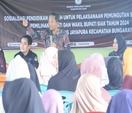 KPU Riau dan KPU Siak melakukan sosialisasi PSU Pilkada Siak kepada pemilih di 3 TPS. (Foto: Sri Wahyuni)