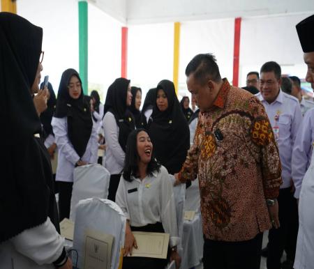 Pj Gubernur Riau, SF Hariyanto saat menyerahkan SK PPPK guru di Siak.(foto: mcr)