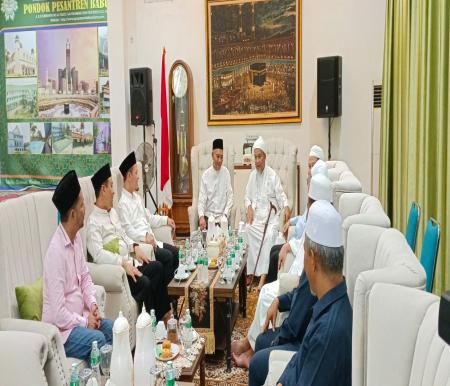 Rombongan Agung-Markarius kunjungi pemilik Ponpes Babussalam Tuan Guru Ismail Royan, Selasa (23/7/2024) (foto:ist)