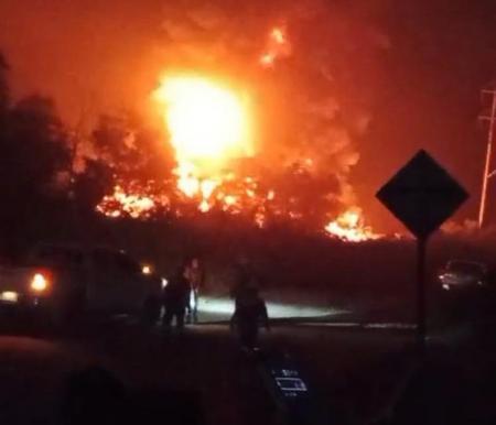 Kebakaran di area kolam limbah PT BSP Zamrud Siak.(foto: int)