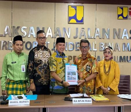 Wabub Pelalawan, Husni Tamrin rapat bersama BPJN Riau bahas penanganan banjir Jalintim Km 83 (foto/Andy)