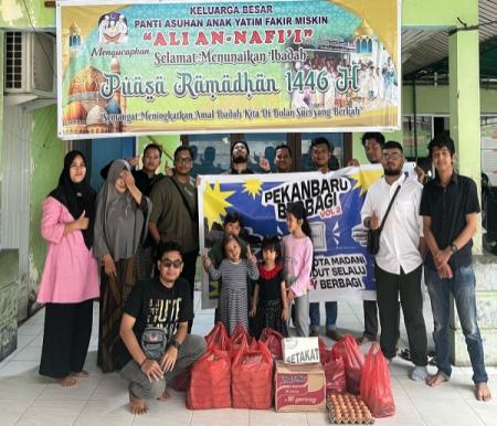 Komunitas Pekanbaru berbagi santuni ratusan anak yatim di panti asuhan (foto/ist)