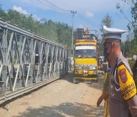 Jembatan Bailey di Lintas Riau-Sumbar sudah dibuka (foto/tribunpku)