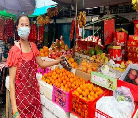 Amey, pedagang buah khas Imlek di Pasar Sago Pekanbaru.(foto: dini/halloriau.com)