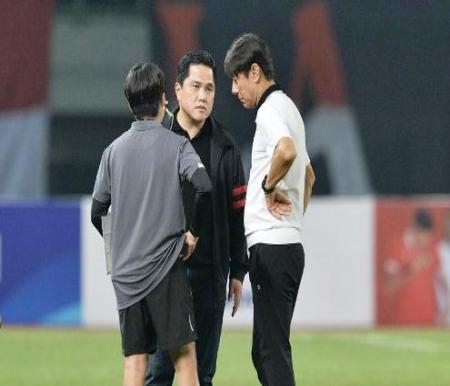 Ketua PSSI, Erick Thohir dan Shin Tae-yong.(foto: int)