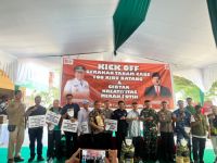 Kepala Sekretariat Kantor Staf Presiden, Prof. Dr. Achmad bersama TPID Riau kick off gerakan tanam 100 ribu cabai (foto/riki)