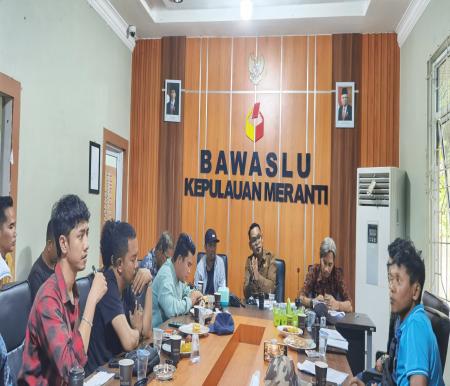 Konferensi pers Bawaslu Kepulauan Meranti