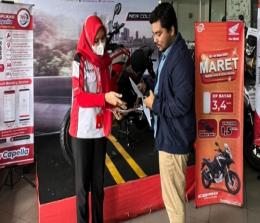 Sales PT CDN Bangkinang sedang melayani konsumen di Dealer.(foto: istimewa)