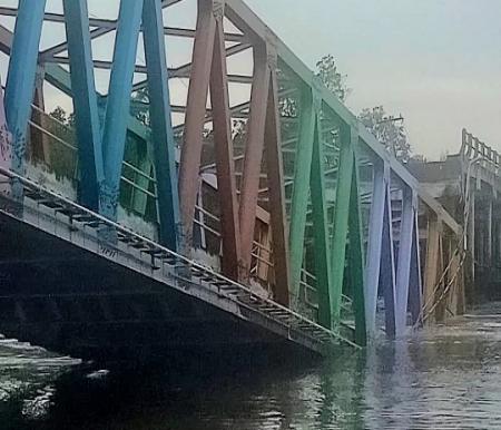 Jembatan Panglima Sampul Kecamatan Tebingtinggi Barat, Kepulauan Meranti ambruk (foto/Yuni)