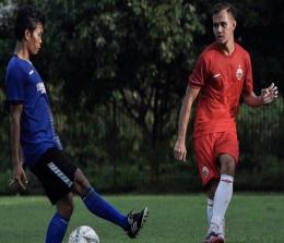 Bek Persija Jakarta Muhammad Rezaldi Hehanusa (kanan) tampil dalam laga uji coba skuatnya kontra tim Liga 2 Tiga Naga di Lapangan PS AU TNI Angkatan Udara, Halim Perdanakusuma, Jakarta, Sabtu (1/2/2020). 