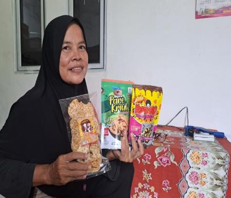 Suryani Sulap Pare Jadi Cemilan Keripik Unik yang Laris Manis di Pekanbaru