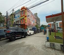 ntrean panjang bahkan hingga memadati jalanan umum di sekitar SPBU di Pekanbaru (foto/rahmat)
