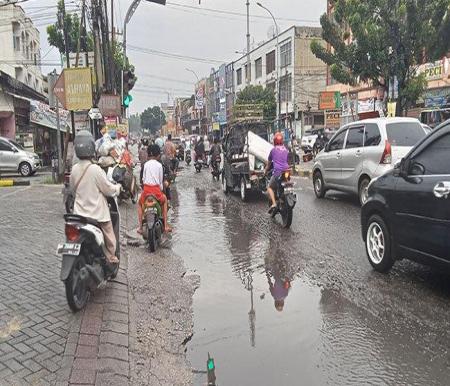 Lubang di Jalan Imam Munandar buat warga Pekanbaru was-was (foto/tribunpku)