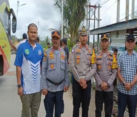 Kasatlantas Polres Rohul, AKP Tatit Rizkyan (tengah) minta kendaraan bertonase berat hindari Jembatan Ujung Batu (foto/ist)