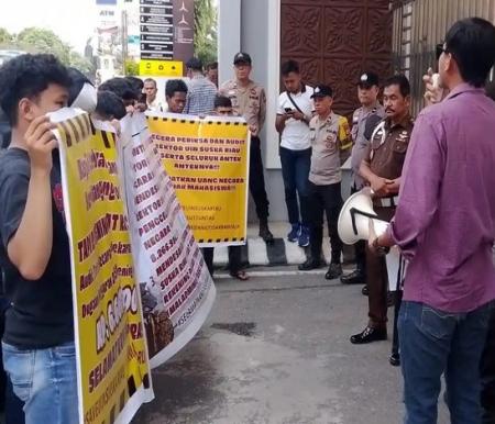 Aliansi Mahasiswa Serahkan Berkas Dugaan Penyimpangan ke Kejati Riau