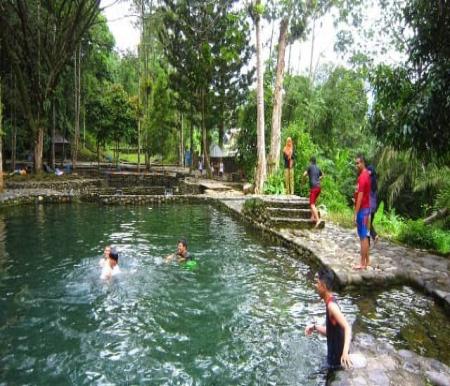 Pemandian Tirta Alami, Padang Panjang, Provinsi Sumatera Barat (foto/gotravelly)