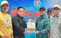 Bambang Prayetno serahkan berkas calon Ketua PWI Dumai.(foto: istimewa)
