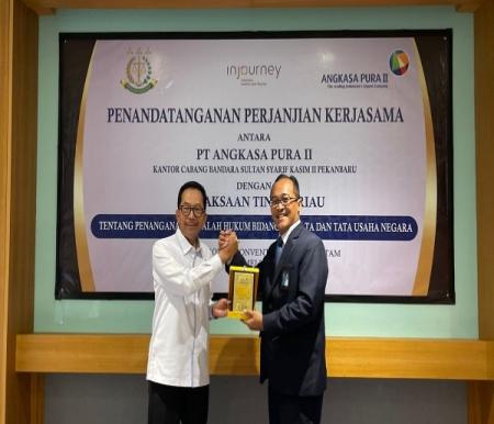 Kajati Riau, Akmal Abbas menandatangani perjanjian kerja sama dengan PT Angkasa Pura II Kantor Cabang Bandara SSK II Pekanbaru (foto/int)