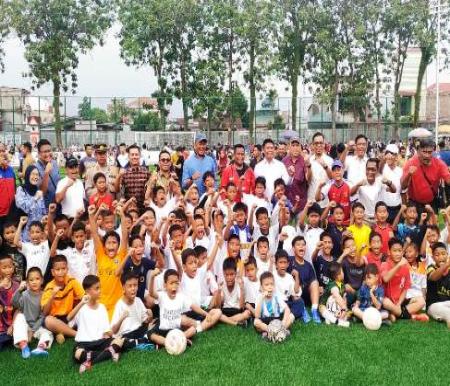 Uji coba lapangan mini soccer baru di Pangkalan Kerinci, Pelalawan.(foto: andi/halloriau.com)