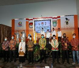 Komisioner KPU, Bawaslu foto bersama Paslon Walikota dan Wakil Walikota Dumai usai debat publik kedua, Sabtu malam (5/12/2020) di Grand Zuri Hotel Dumai. 