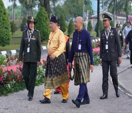 Pj Gubernur Riau, SF Hariyanto mendampingi Presiden Jokowi saat peringatan Harlah Pancasila di Dumai.(foto: mcr)