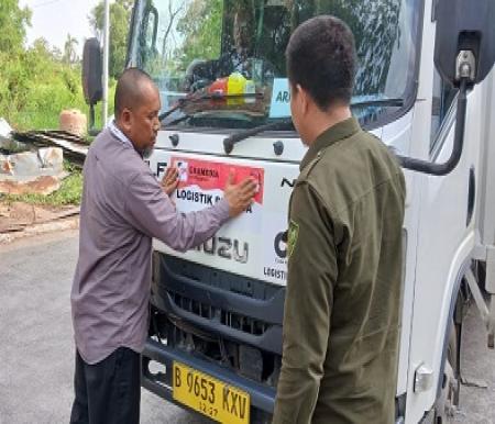 Bawaslu Rohil mengawasi pelepasan logistik di percetakan (foto/afrizal)