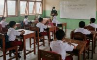 Disdikbud Pelalawan tetapkan tatap muka terbatas akibat kabut asap.(ilustrasi/gemini AI/halloriau.com)