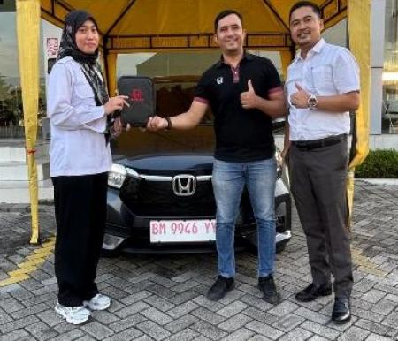 Penyerahan unit Honda New Brio tipe E CVT kepada kosnumen di Pekanbaru, belum lama ini. Foto Ist