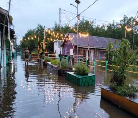 Banjir akibat hujan dan air pasang di Kecamatan Dumai Kota, Sabtu (19/10/2024).(foto: bambang/halloriau.com)