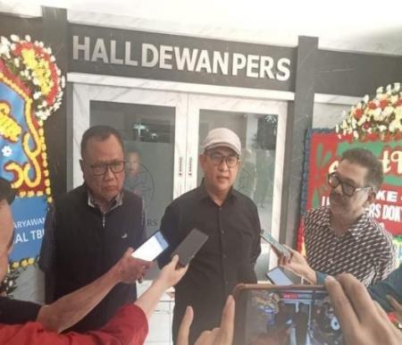 Plt Ketum PWI Pusat, Zulmansyah Sekedang (tengah) didampingi Ketua DK, Sasongko Tedjo dan Ketua Dewan Penasihat, Ilham Bintang (foto/ist)