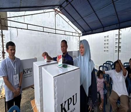 Agung Nugroho dan istri saat nyoblos Pilkada Serentak 2024 di TPS 11 Kelurahan Tobek Godang.(foto: mimi/halloriau.com)