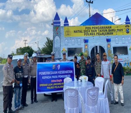 Pemeriksaan kesehatan secara gratis dilakukan di Pos PAM Km 55 Kota Pangkalan Kerinci, Kabupaten Pelalawan (foto/Andy)