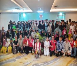 Manajemen Hotel Ameera Pekanbaru dan Pengurus Yayasan Rumah Kasih usai berbuka bersama 150 anak panti asuhan.(foto: istimewa)