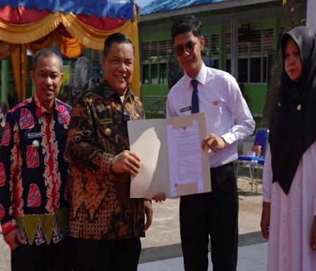 Pj Gubernur Riau, SF Hariyanto serahkan SK PPPK guru honor di Bengkalis.(foto: mcr)